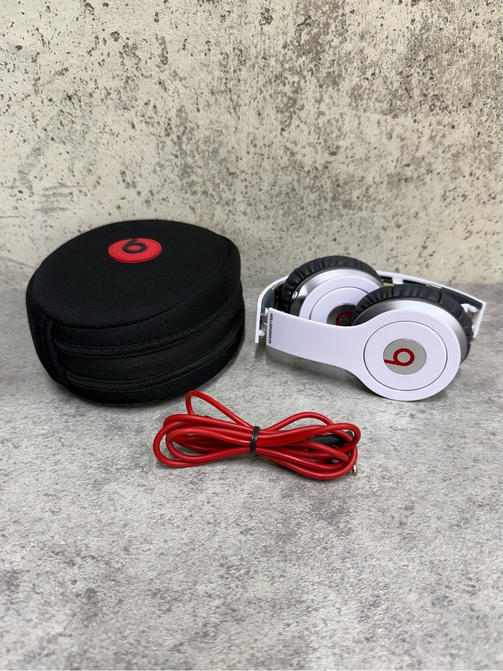 Beats Solo HD White Red Wired Headphones w Case & Cable